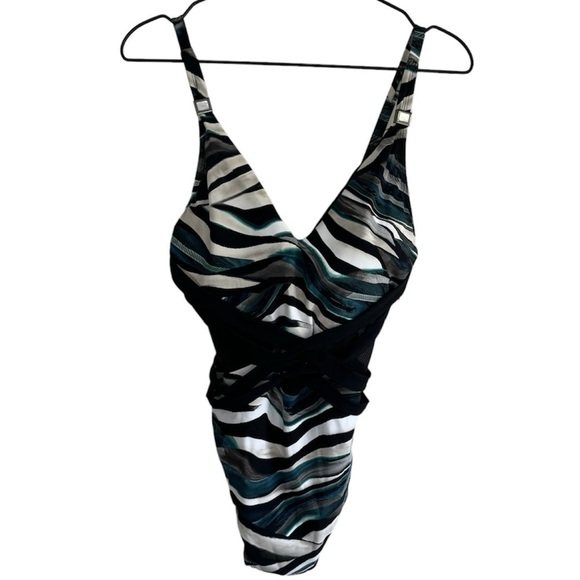 Amoressa by Miraclesuit Yukon Tigress One Piece 10 Swimsuit - Picture 5 of 9